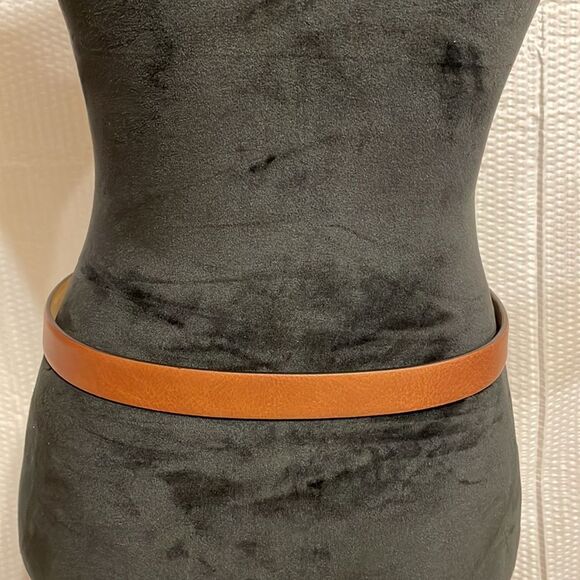 Doncaster Women’s brown leather belt with gold and rhinestone buckle size small - Picture 3 of 4